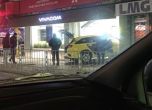 Такси се блъсна във витрина на мобилен оператор в центъра на София