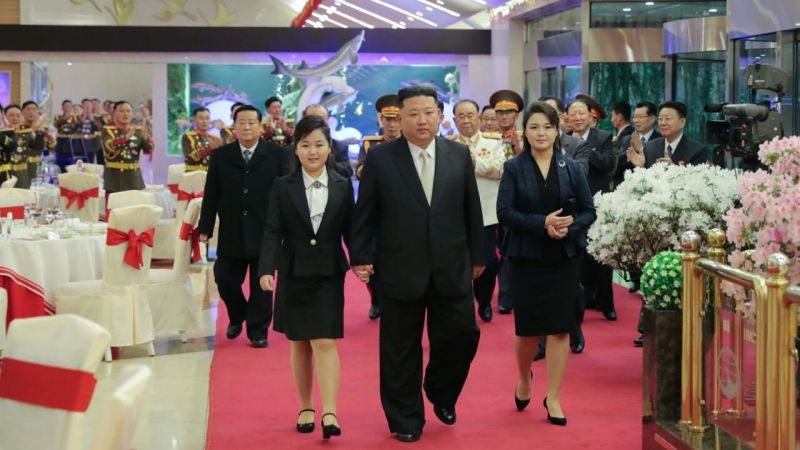 Лидерът на Северна Корея Ким Чен-ун заведе дъщеря си на