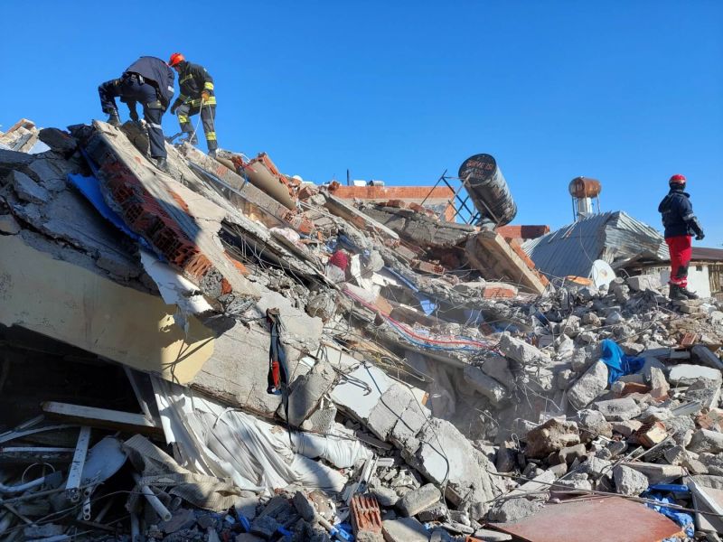 78 пожарникари и спасители от България продължават да помагат в