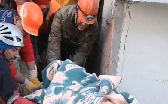 Българските спасители вадят живи хора изпод руините в Турция (видео)