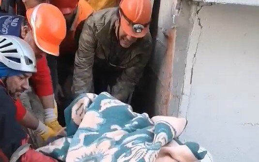 Българските планински спасители, които са в Турция, извадиха жив човек