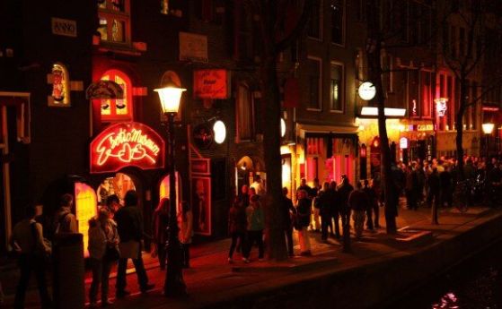 Без марихуана на обществени места в Амстердам, 'червените фенери' ще затварят по-рано