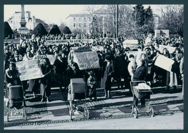 Снимка: Майки с колички застават преди 35 г. в Русе начело на най-голямата екологична демонстрация в социалистическа България - Протести