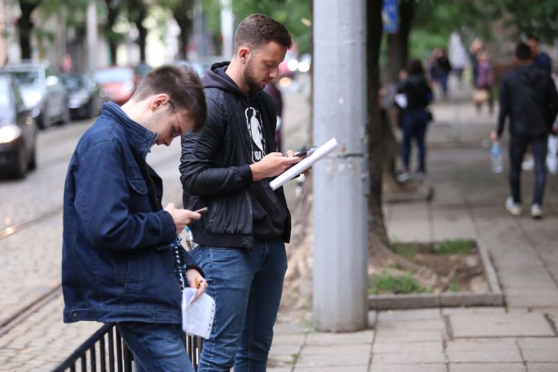 Ученици чакат да влязат в училище, за да положат държавния си зрелостен изпит.