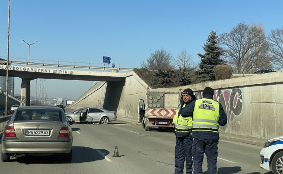 Кола и микробус се удариха на Околовръстно шосе в София