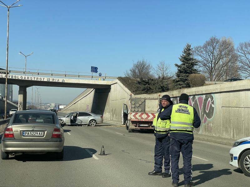 Кола и микробус се удариха на Околовръстно шосе в София.