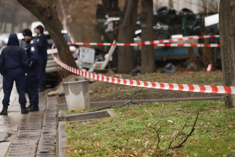 Снимка: 34-годишна жена е открита мъртва в дома си в Сандански - 112