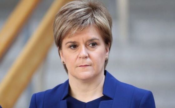 Премиерът на Шотландия Никола Стърджън изненадващо съобщи, че подава оставка