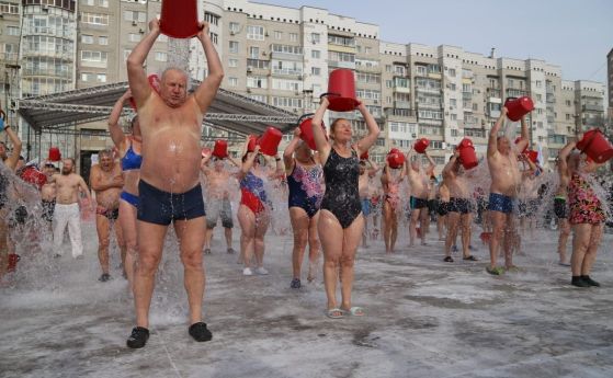 В подкрепа на войната: Стотици руснаци в Амурска област се поляха с ледена вода на площада
