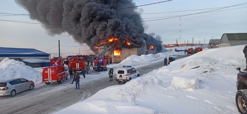 Пожар в склад за ремонтирани товарни автомобили в руския Магадан