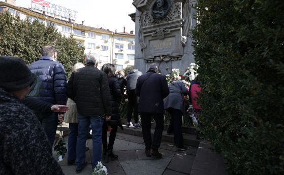 С почит към Апостола: В София се извиха опашки пред паметника на Васил Левски