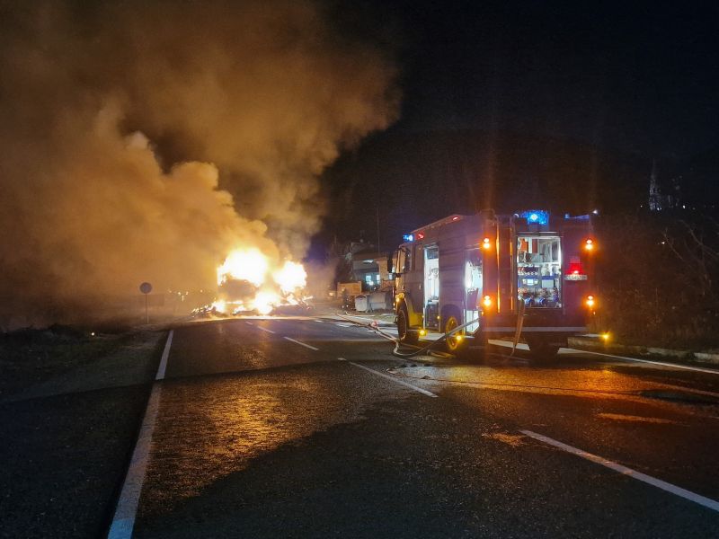 Снимка: Запалиха 2 офиса и 4 автомобила на куриерска фирма в Перник - 112