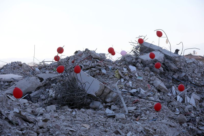 Цветни балони бяха поставени по разрушени от катастрофалните земетресения сгради