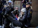 Полицаи изнасят Грета Тунберг от протеста.