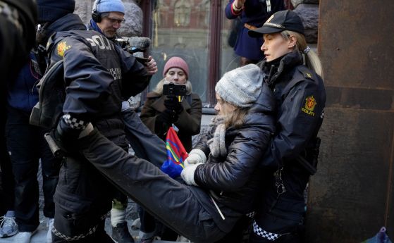 Полицаи изнасят Грета Тунберг от протеста.
