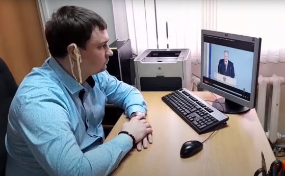 Комунистът Михаил Абдалкин слуша речта на Путин