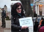 Актьори и граждани на протест срещу уволнението на Александър Морфов от Народния