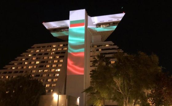 Хотел ''Шератон'' в Доха светва в бяло, зелено, червено