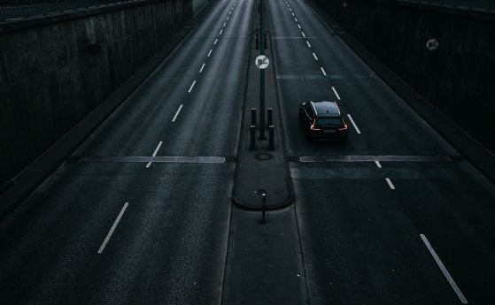 Крадци задигнаха милиони при обир на инкасо автомобил на магистрала в Германия