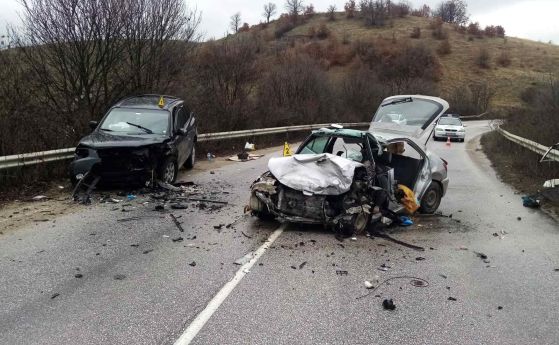 Жена е загинала при челен удар на два автомобила в Панагюрище