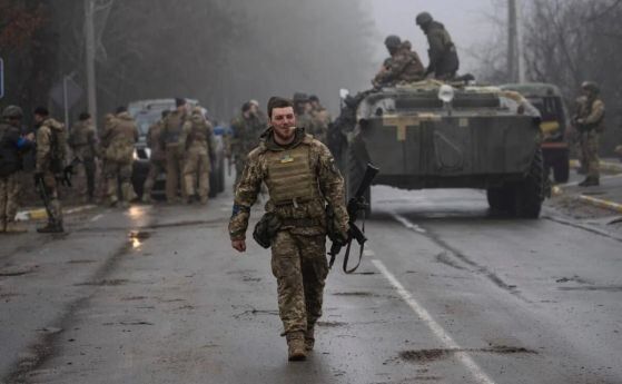 Цивилни бягат от Бахмут в очакване на изтеглянето на украинската армия