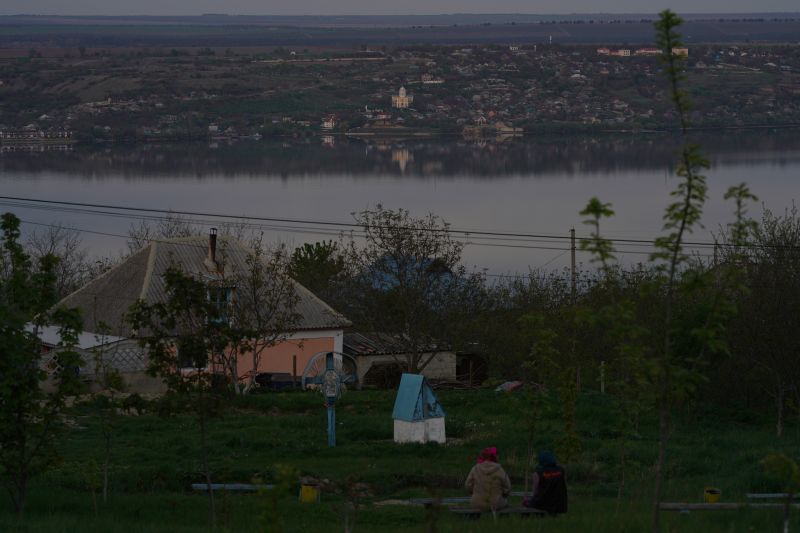 Две жени седят на пейка и гледат към Моловата Ноуа и река Днестър на 2 май 2022 г. в Маркауци, Молдова. Кочери и Моловата Ноуа са контролирани от Молдова територии с предимно румънско население, разположени на левия бряг на река Днестър.