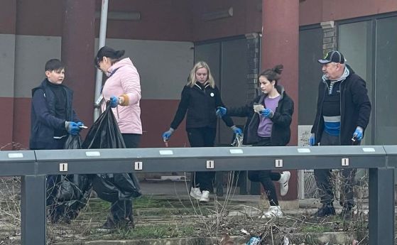 Украинци изчистиха сами запуснатия център на Кранево (снимки)