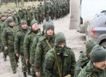 Поради недостиг на боеприпаси: Руски резервисти се въоръжават с лопати