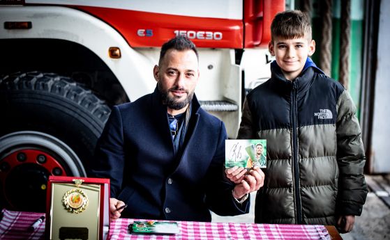 Футболната звезда Бето стана приятел на пожарната в Пазарджик