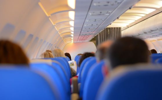 Мъж от Масачузетс опита да отвори вратата на самолет по време на полет