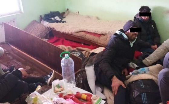 Откриха депо за нелегални мигранти край Карнобат