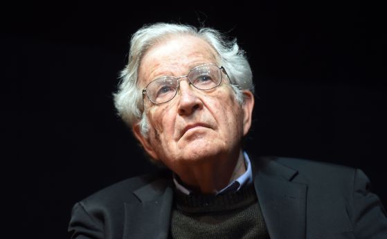 Чомски: Изкуственият интелект не превъзхожда човешкия ум. Идеята, че ще ни завладее, е като трагикомедия на Борхес