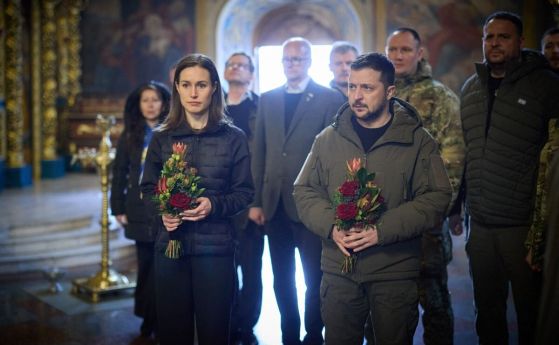 Сана Марин и Володимир Зеленски поднасят цветя на гроба на Дмитро Коцюбайло, по-известен като ''Да Винчи'' 