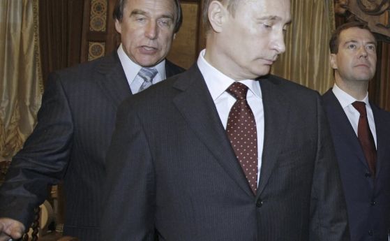 Верига от офшорки и сламени хора въртят парите на Путин