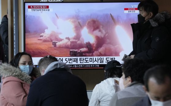 Тв екран излъчва изстрелването на севернокорейска ракета, Сеул, Южна Корея, 14 март 2023 г. 