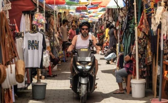 Губернаторът на Бали иска забрана на моторите за туристи и затягане на визовия режим за руснаци и украинци
