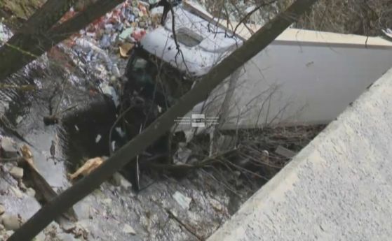 Турски шофьор на ТИР загина след падане от мост
