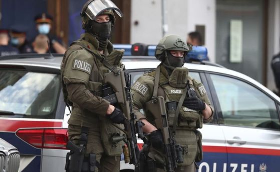 Полицаи с каски и автомати по улиците на Виена, очакват нападение