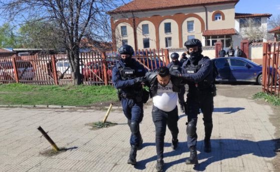 Списъци с имена и над 11 000 лева иззеха при акция срещу купения вот в Сливенско (обновена)