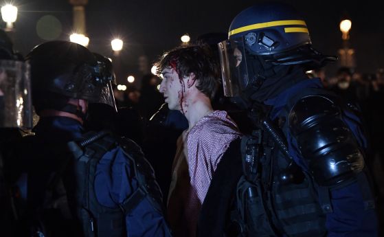 Зрелищни протести във Франция: 310 арестувани, горят чучела на Макрон, нападат полицаи (галерия)