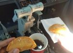 Кафенце и сладкиш в кабината: Животът на пилотите от индийската авиокомпания SpiceJet