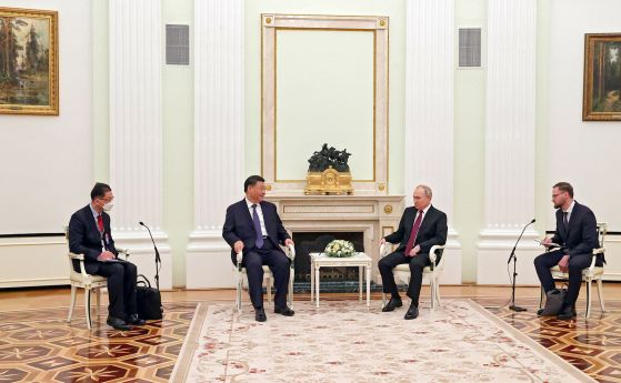 Си кацна в Москва, Путин четка китайския си гост преди вечерята с еленско и рибена чорба