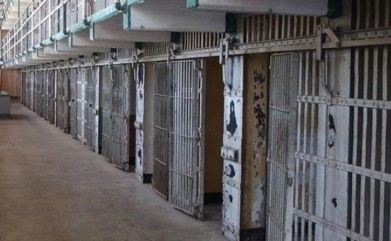 Млада майка за малко не уби бебето си, бясна от телефонен скандал с бащата на децата си