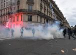 Полицията за борба с безредиците използва сълзотворен газ срещу демонстранти по време на протеста в Париж.