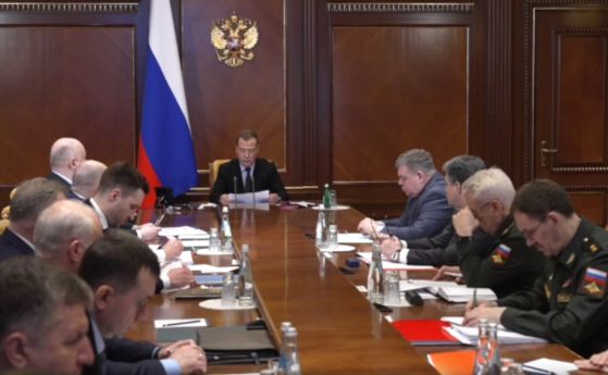 Медведев ободрява директорите на военната промишленост с телеграми от Сталин