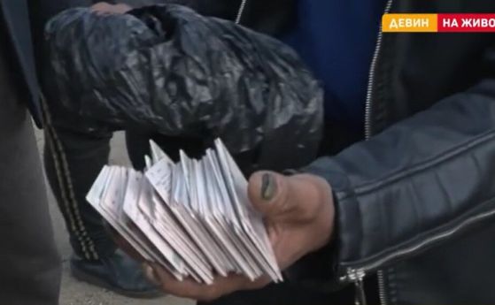 След масовия бой в Девин: Мъж събра личните карти на 180 души, твърди, че са за подписка за изселване на една от фамилиите (обновена)