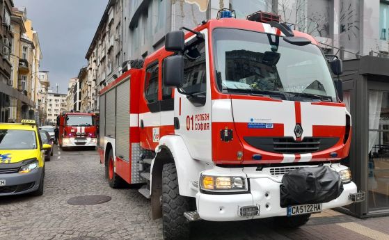 Пожар на Витошка, пристигнаха две пожарни