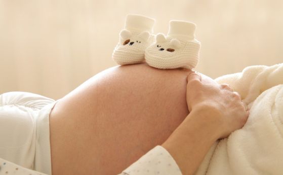 Евростат: Българките раждат първото си дете най-рано