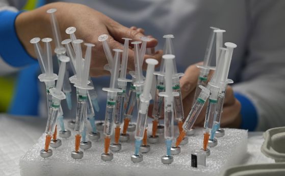 Отменят препоръките за ваксинация срещу COVID при здрави деца и тийнейджъри