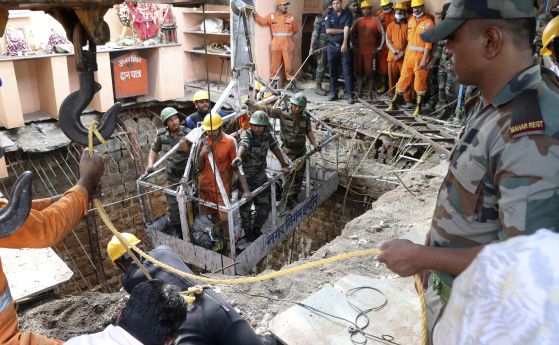 36 трупа след срутване по време на религиозен фестивал в индийски храм